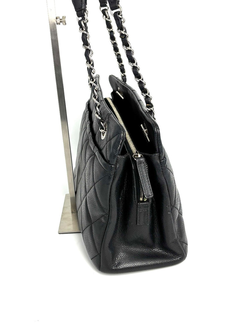 Preowned. Chanel CC Black Quilted Caviar Medium Shopping Tote Bag SHW. 17672225|12397