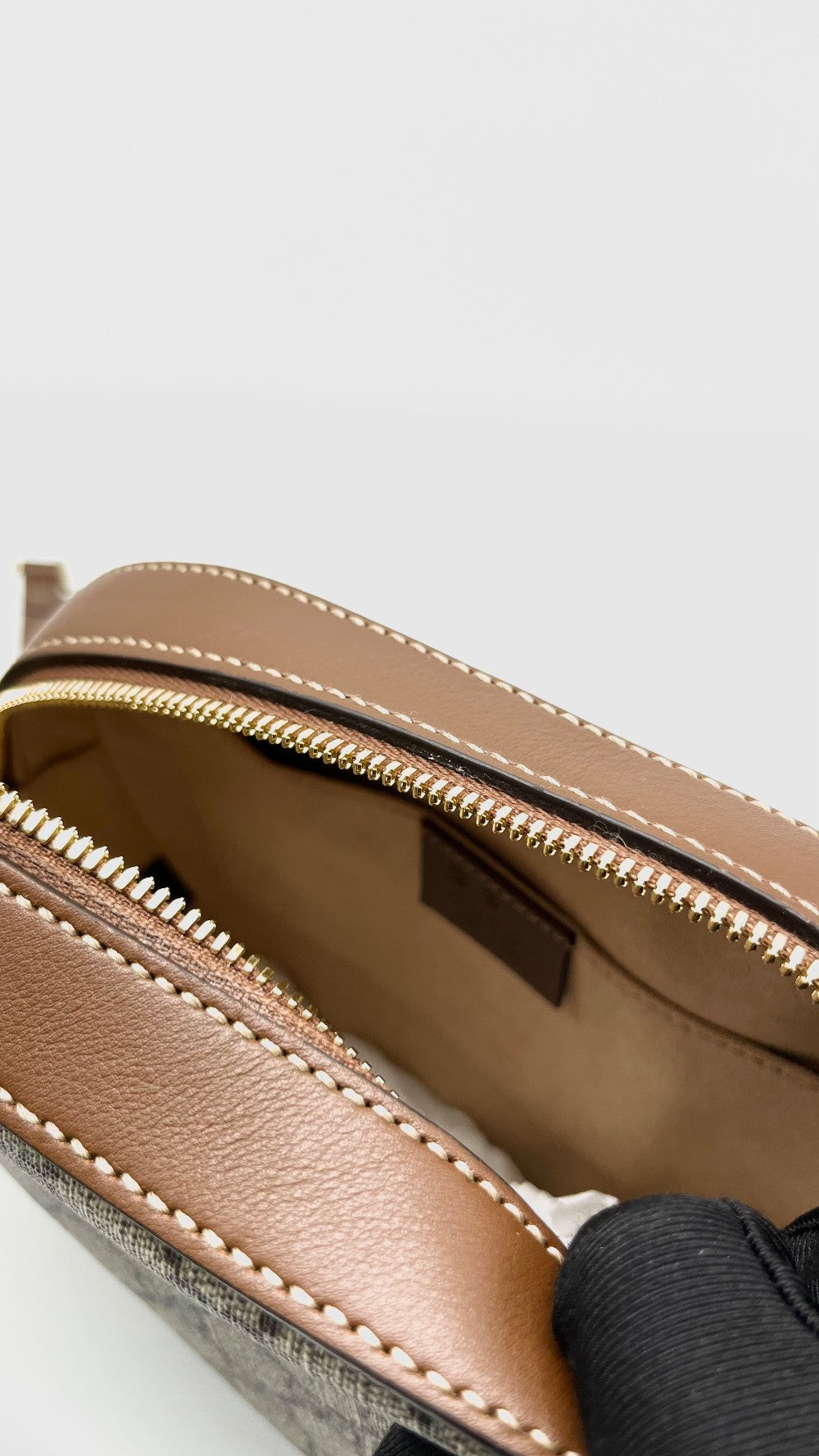 Like New. Gucci Supreme Camera Bag Beige/ Brown GHW|14194