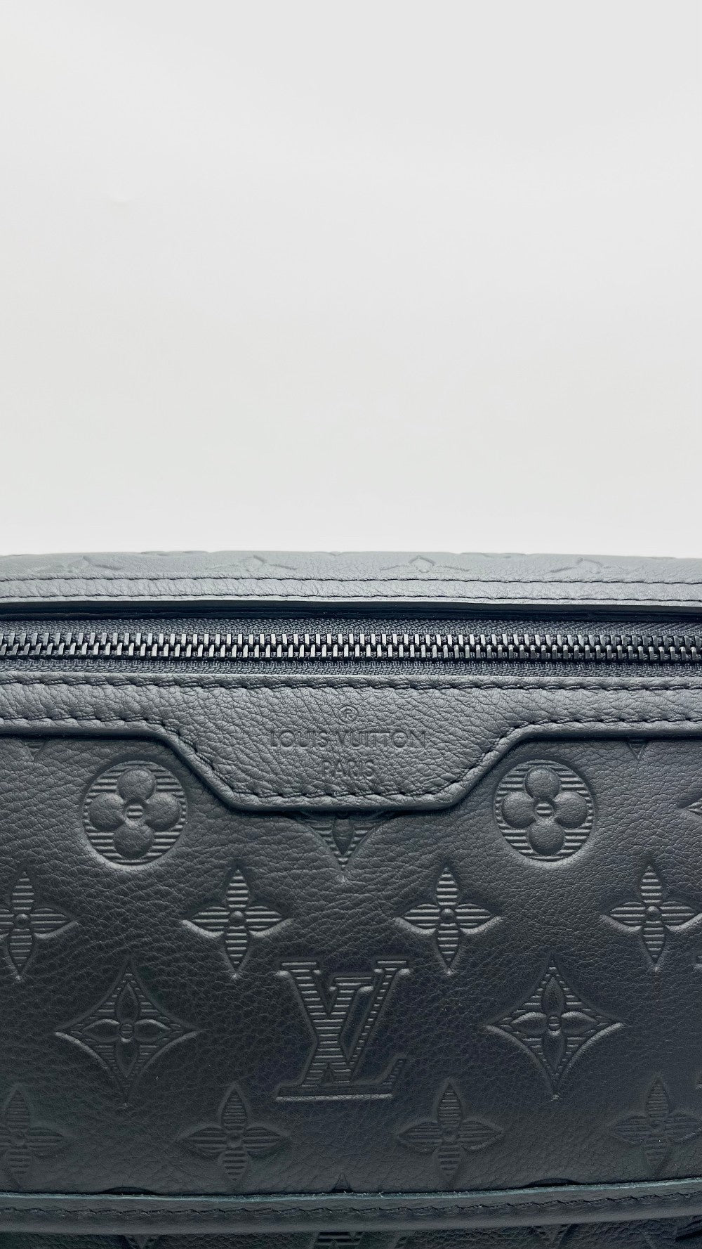 Unused. LV Messenger Voyager PM Monogram Eclipse Black. Microchip|15531