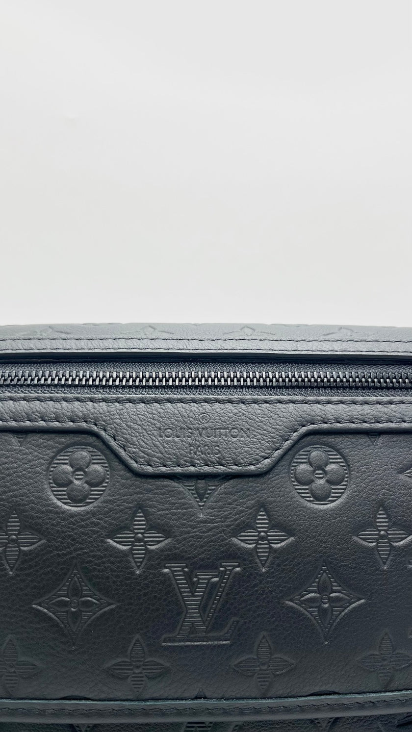 Unused. LV Messenger Voyager PM Monogram Eclipse Black. Microchip|15531