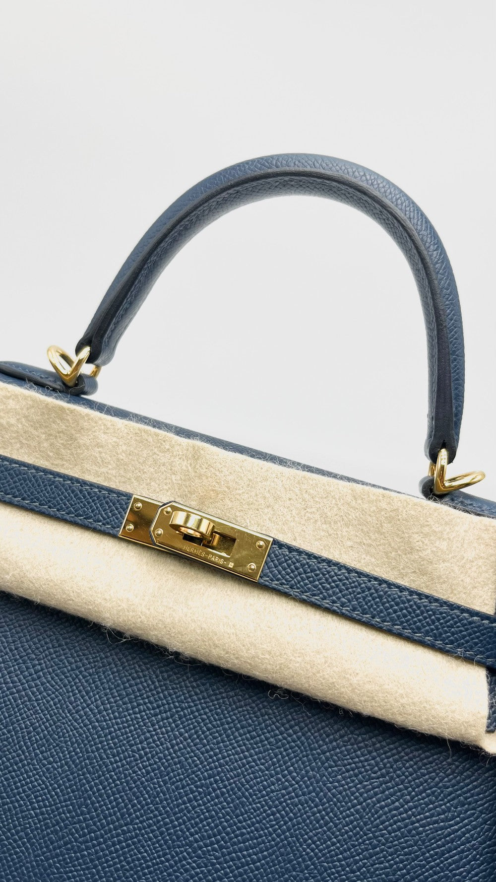 Preowned. Hermes Kelly 25 Blue De Prusse Epsom Sellier GHW. WHA469KY|16011