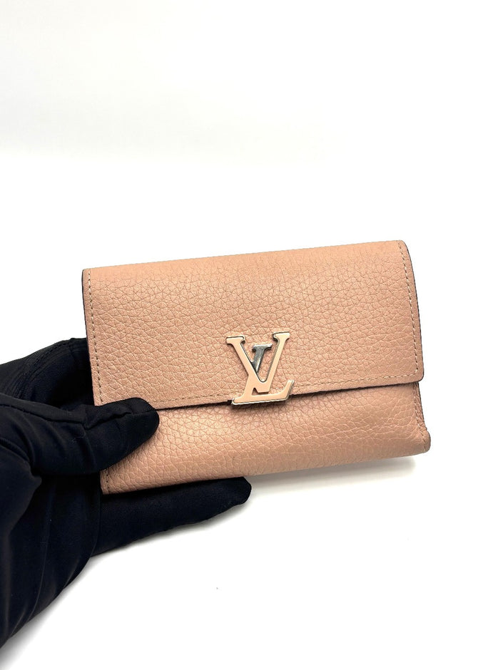 Preowned. LV Capucines Compact Wallet Pink. MI1178|16965