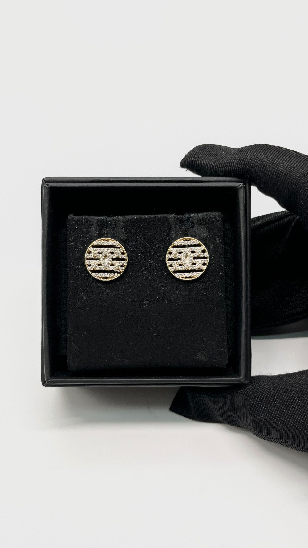 Brand New. Chanel Gold Metal Crystal CC Stripe Round Stud Earrings|8807