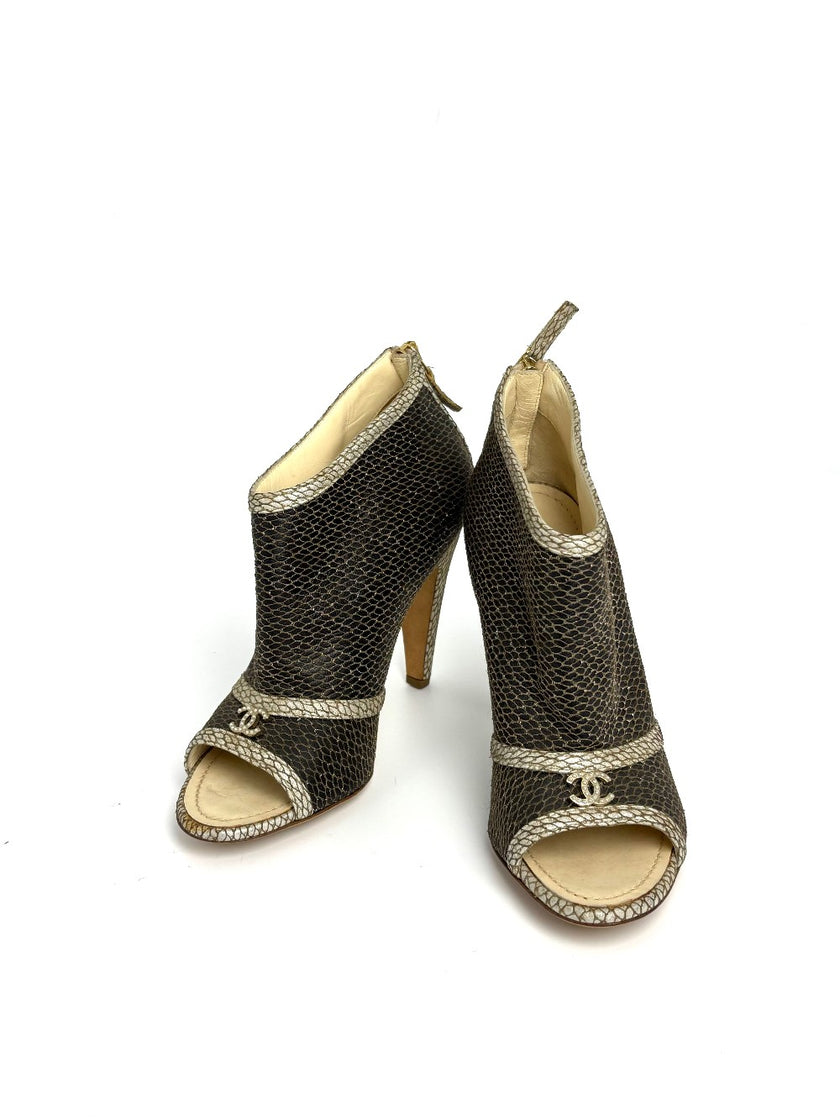 Brand New. Chanel Low Cut White. 35.5|10704