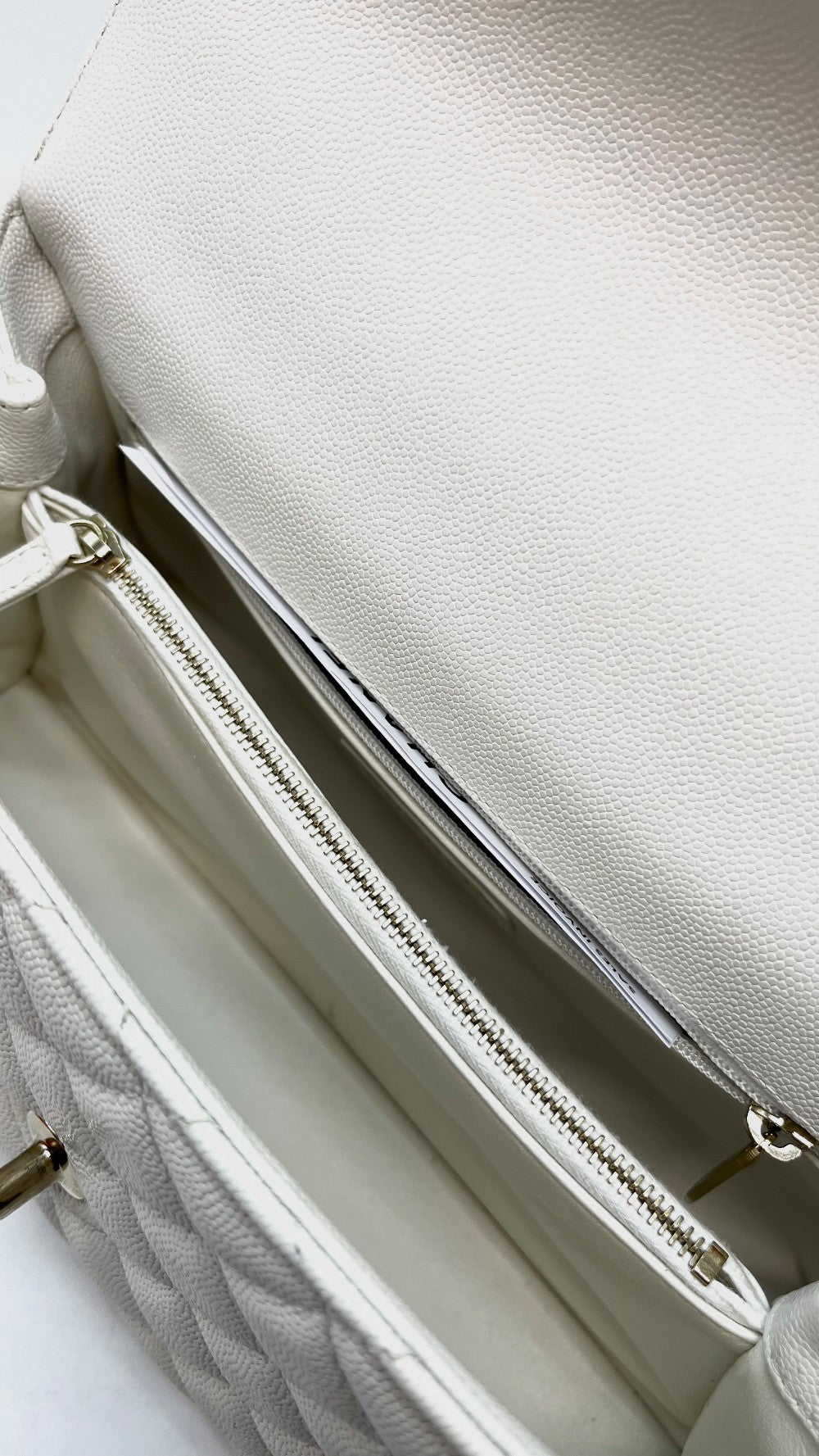 Preowned. Chanel Coco Handle Medium White Caviar CHW. LC22JU22|16110