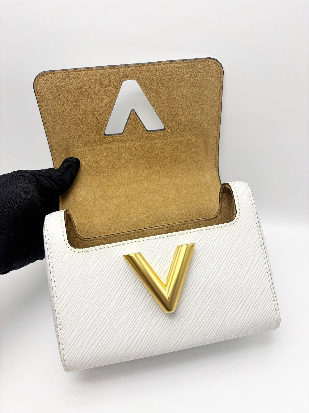 Preowned. LV Twist White PM Epi GHW. AR2200|17957