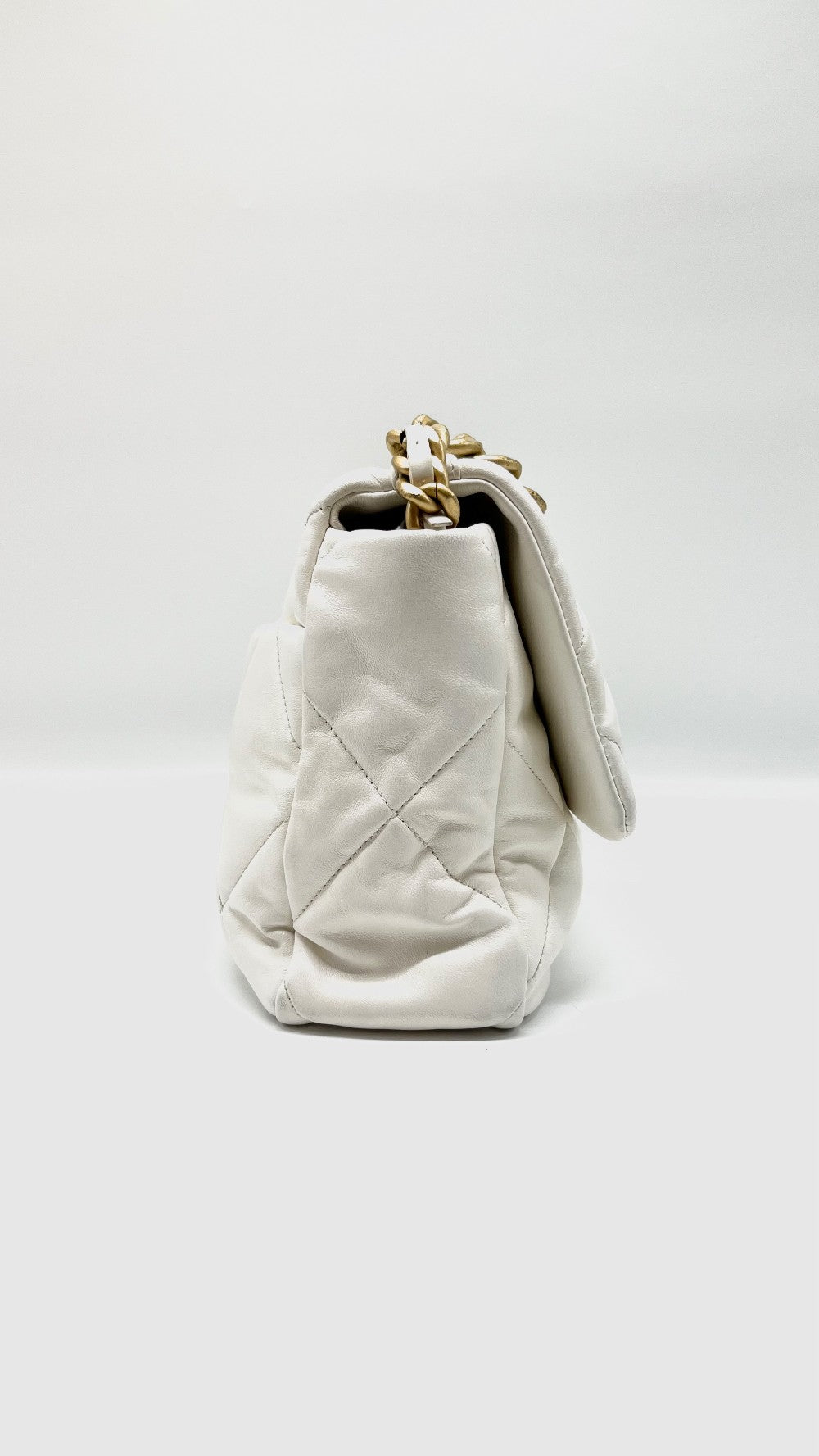 Preowned. Chanel C19 Medium White Lambskin GHW. K748P2AE|5198