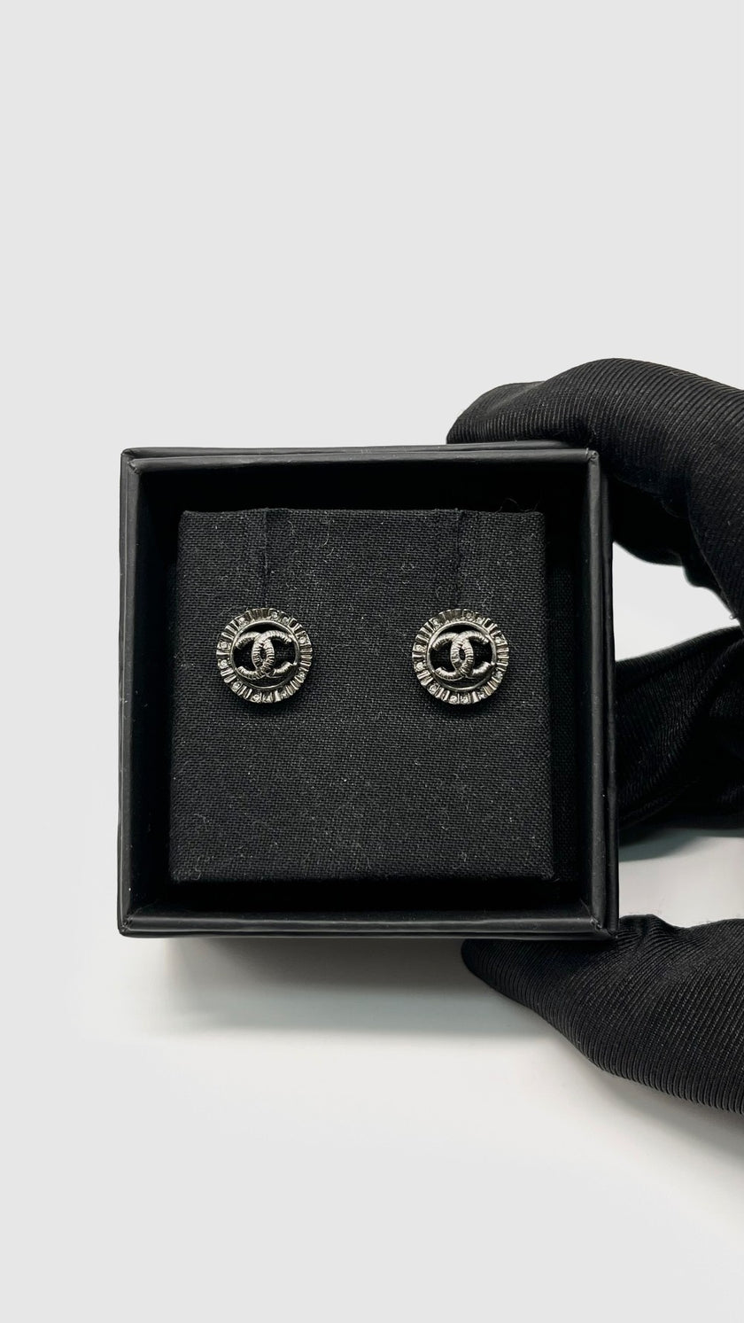 Brand New. Chanel CC Round Black Metal Stud Earrings|8809