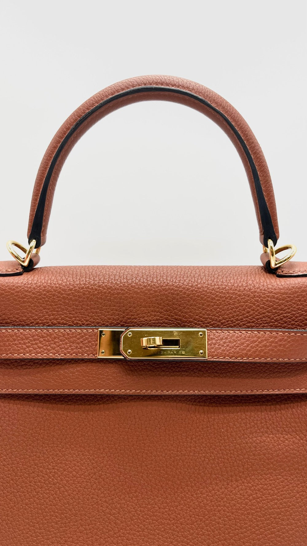 Preowned. Hermes Kelly 28 Cuirve Togo GHW. XHT101BM|15579