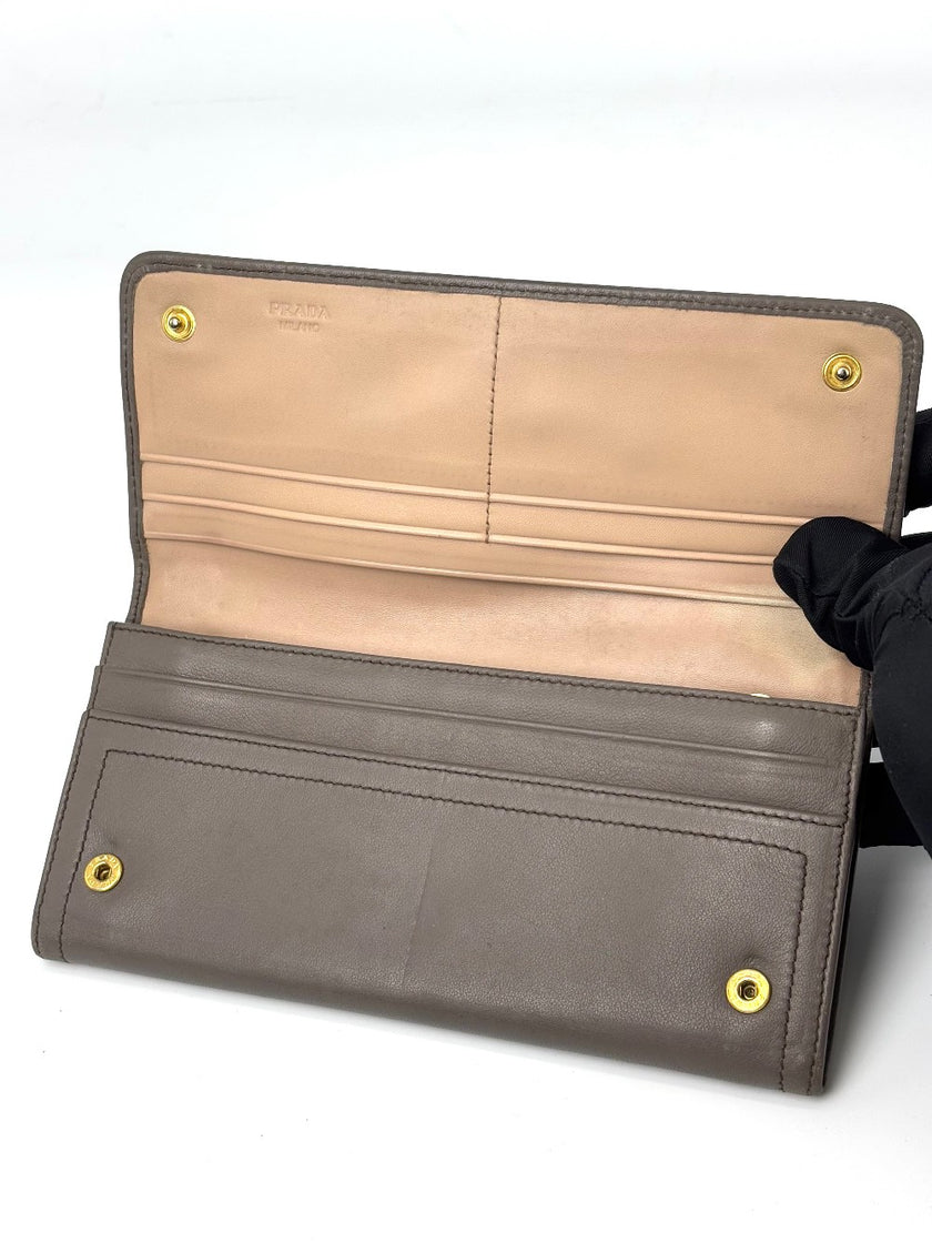 Preowned. Prada Long Wallet Gray|7011