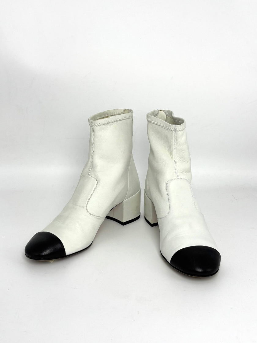 Preowned. Chanel Boots White. 36|8350