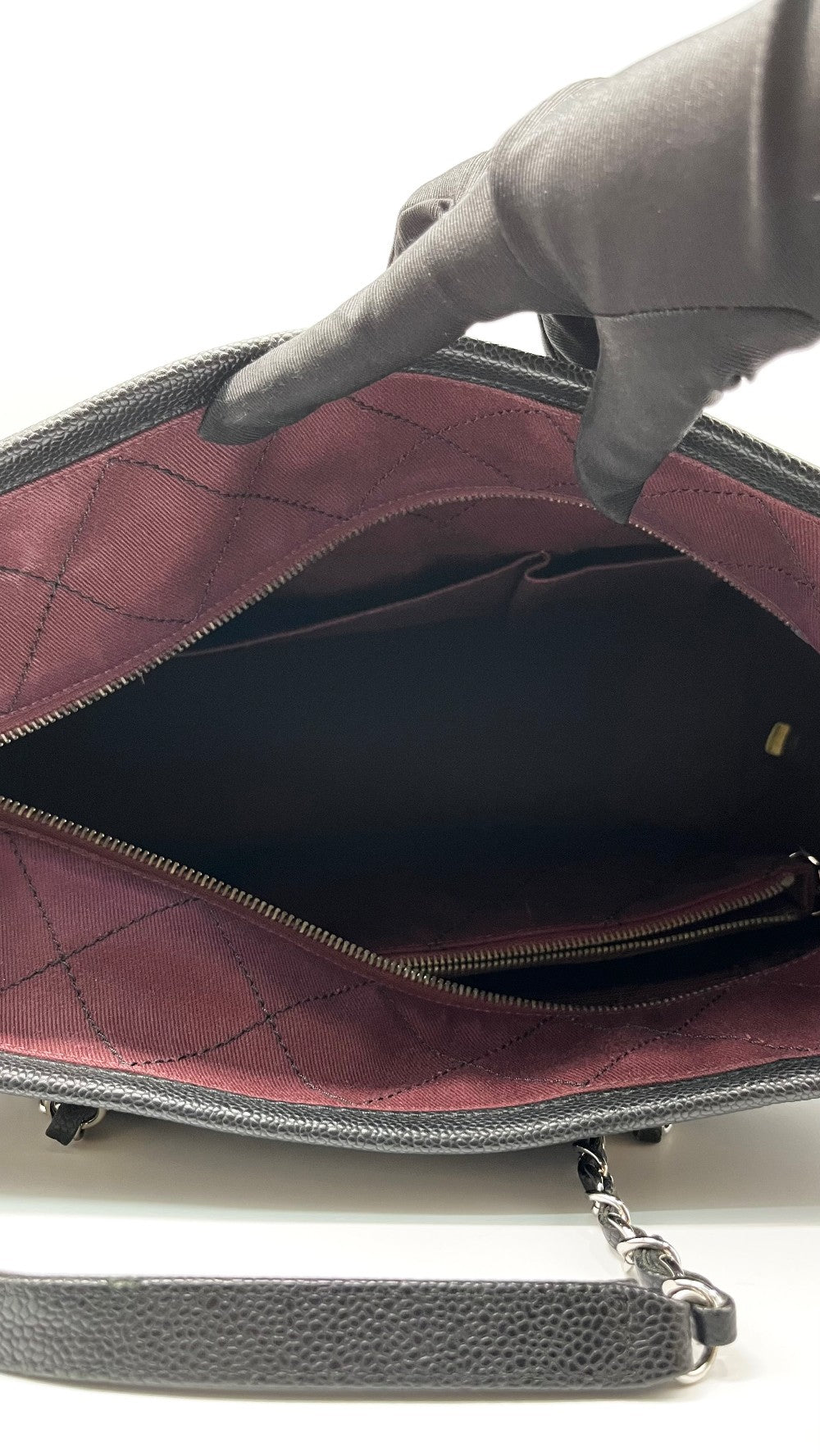 Preowned. Chanel CC Quilted Tote Bag Black Caviar. 20869935|9873