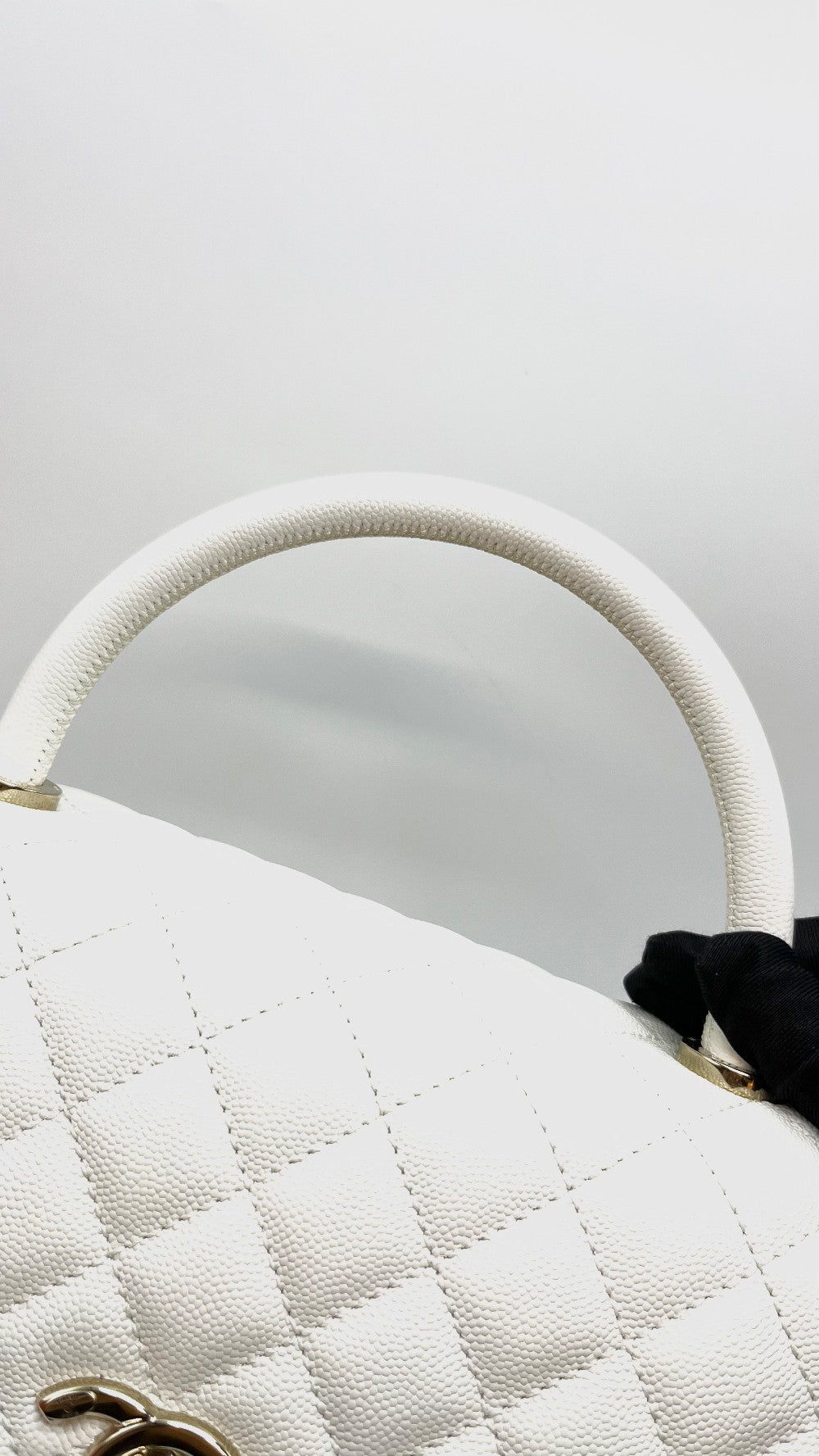 Preowned. Chanel Coco Handle Medium White Caviar CHW. LC22JU22|16104