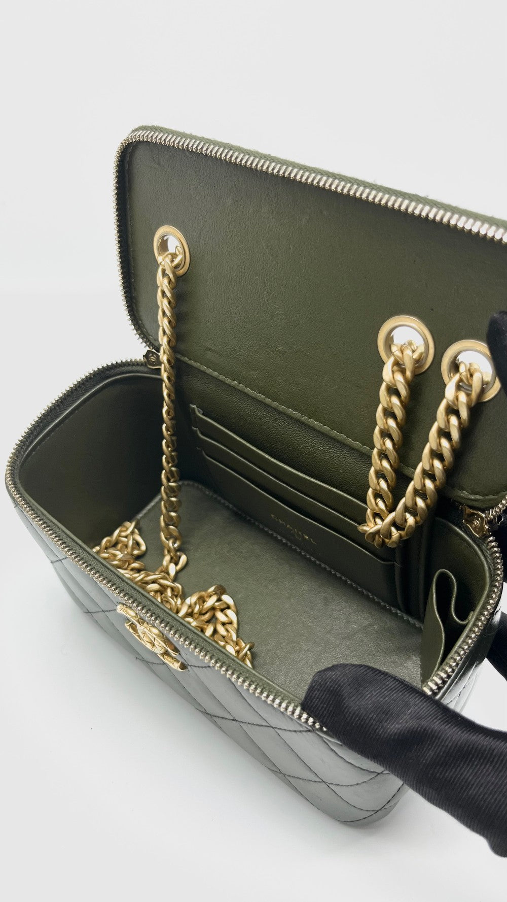 Preowned. Chanel Vanity Pearl Crush Olive Green Calfskin GHW. CL931NNJ|13812