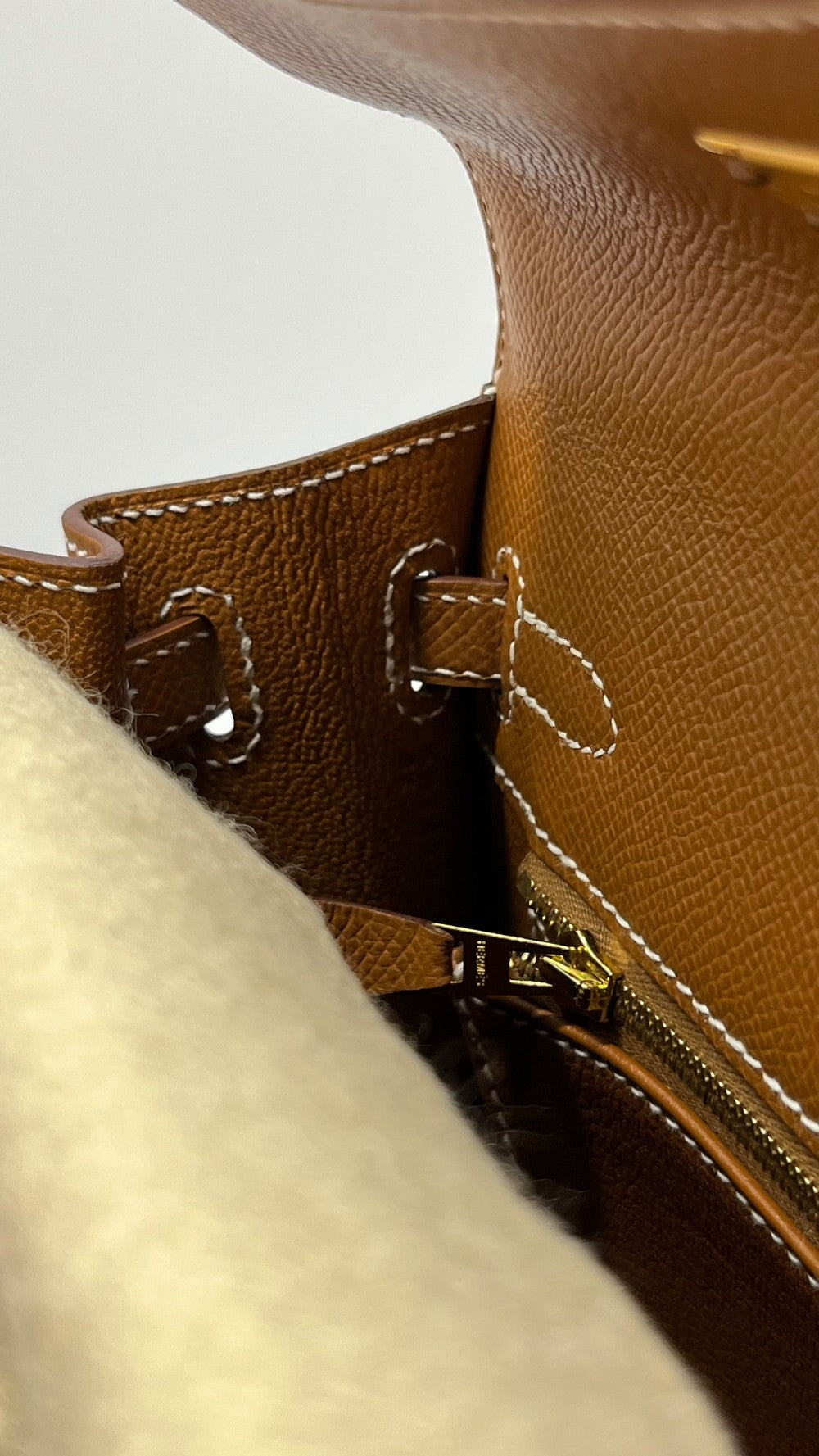 Brand New. Hermes Kelly 25 Gold Epsom Sellier GHW. KHT111BK|9732
