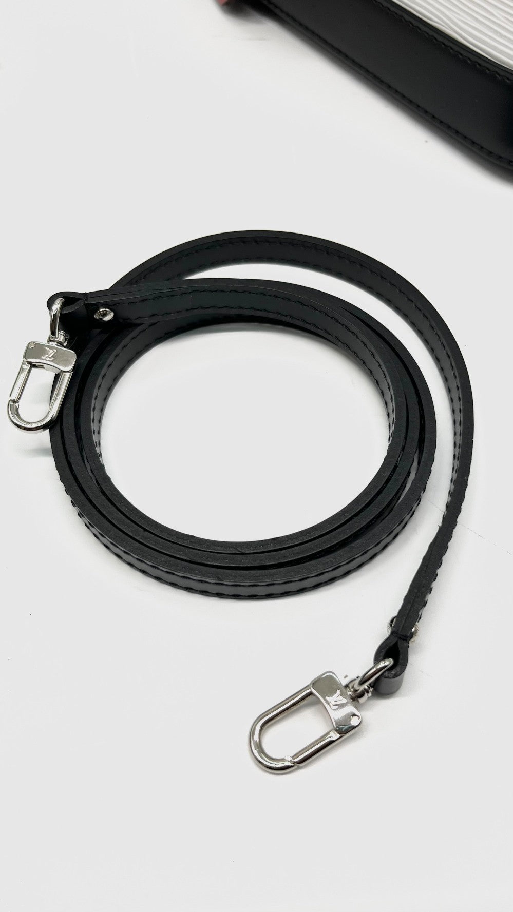 Preowned. LV Alma BB Epi White/Black Red Handle SHW. AA0240|10829