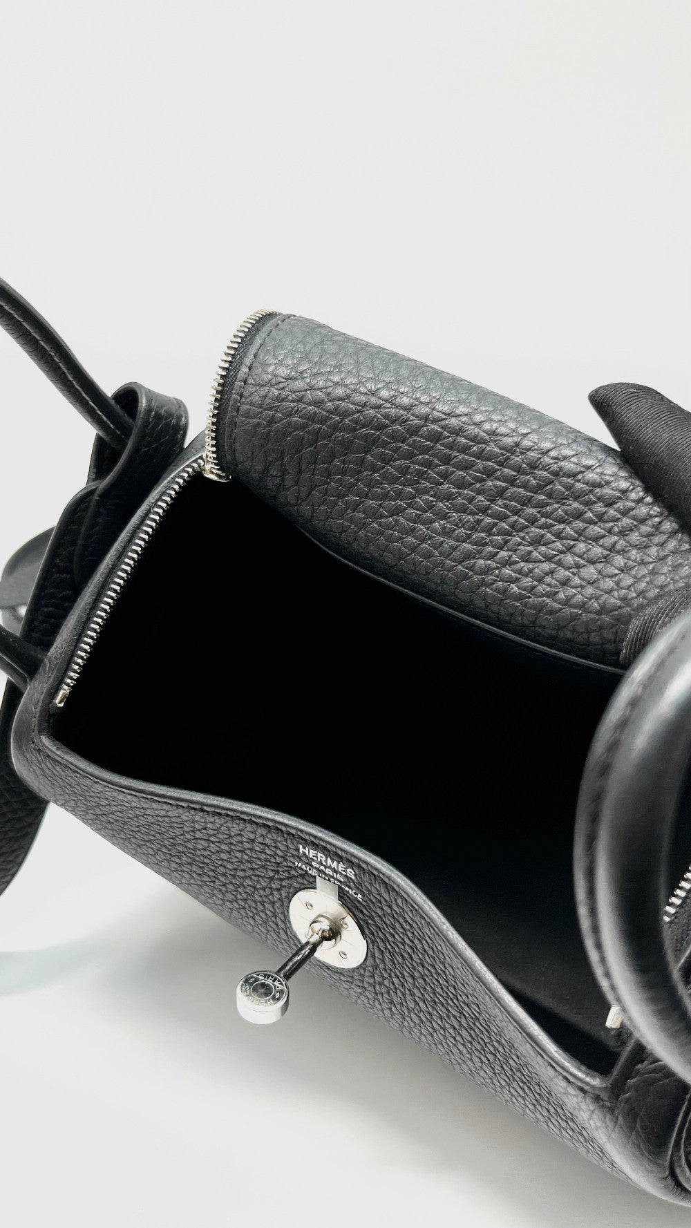 Preowned. Hermes Mini Lindy Noir Togo PHW. WTI324HY|9247