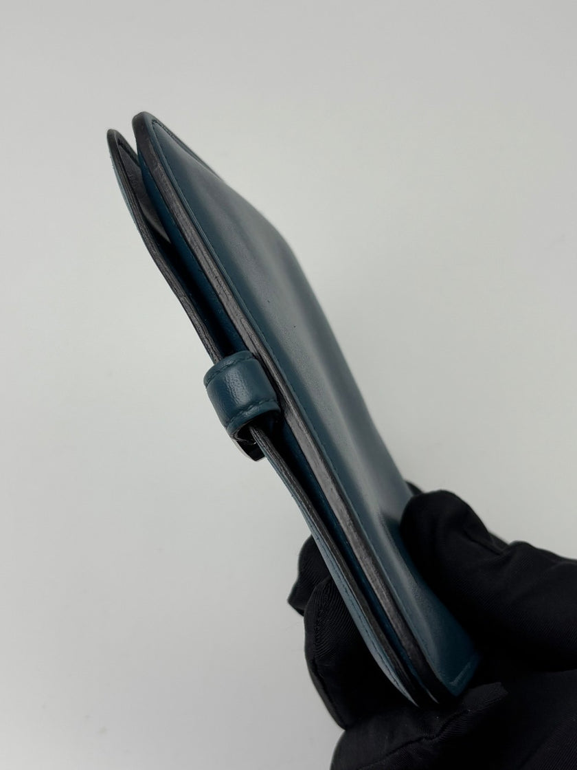 Preowned. Hermes Dogon Compact Wallet Blue Colvert. TNN011BB|6961