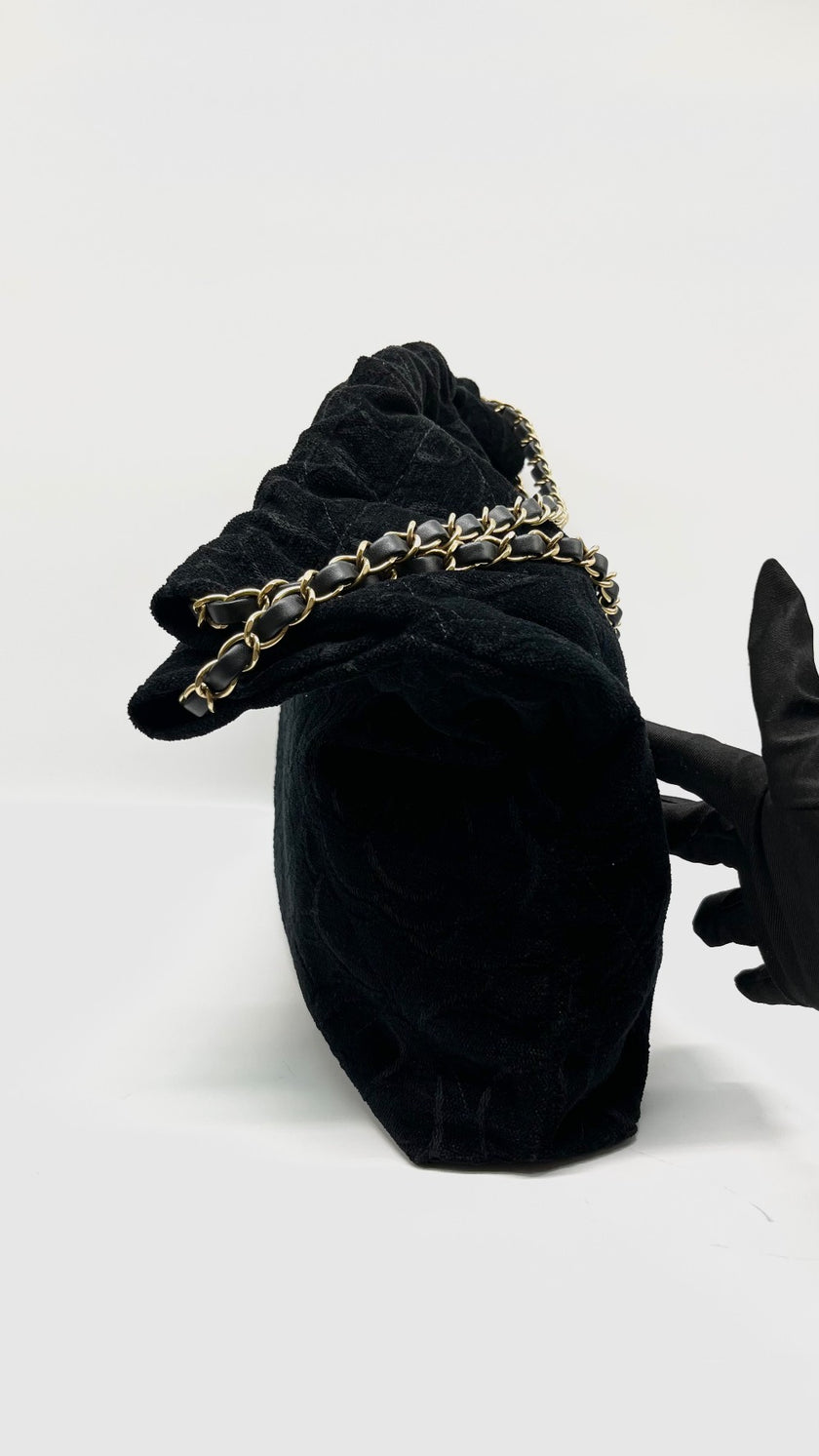 Preowned. Chanel 22 Black Velvet GHW. H2NHEX5L|10885