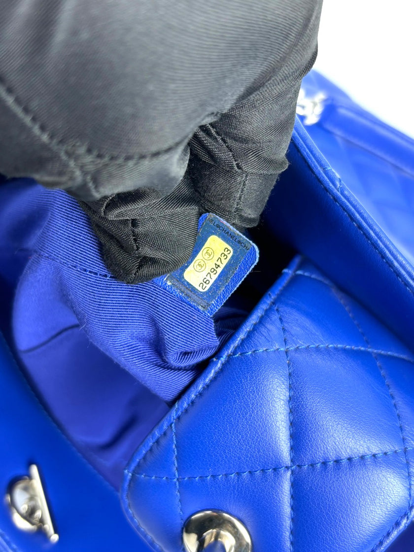 Like New. Chanel Chain Tote Blue. 26794733|4127