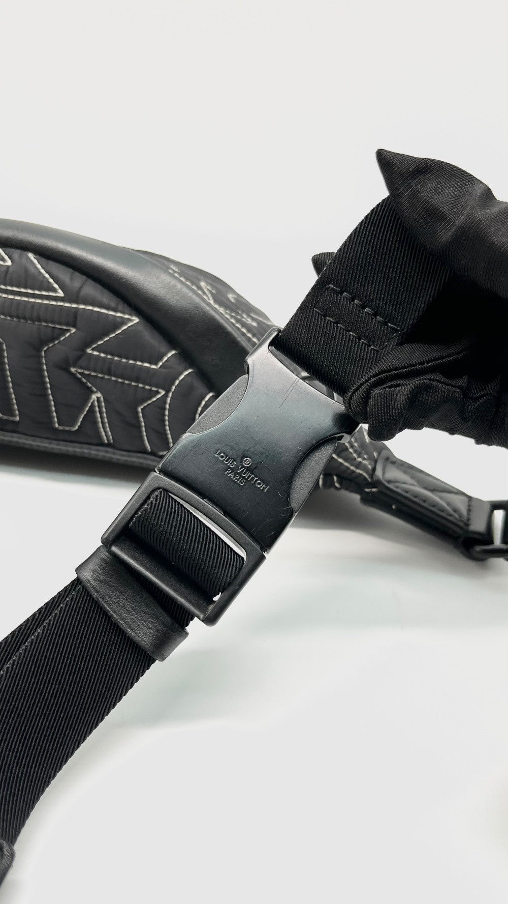 Preowned. LV Discovery Bumbag Black. Microchip|13108