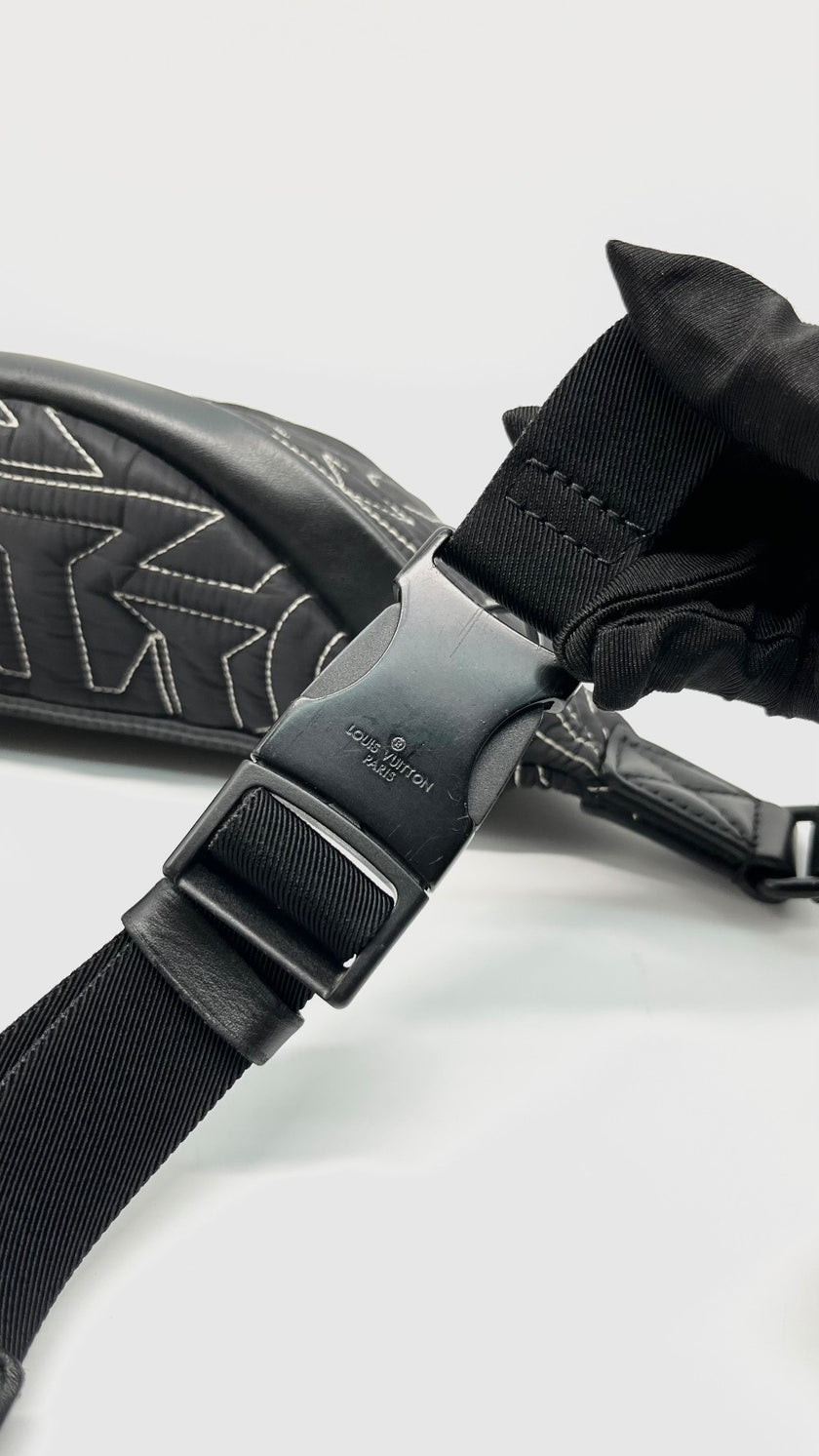 Preowned. LV Discovery Bumbag Black. Microchip|13108