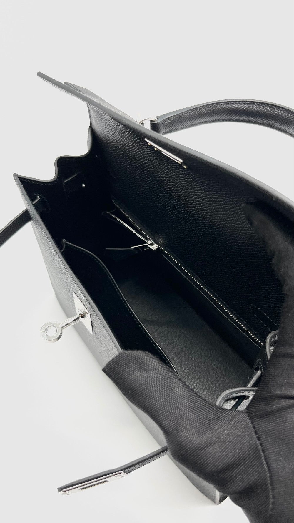 Brand New. Hermes Kelly 25 Black Epsom Sellier PHW. KMU951PA|14359