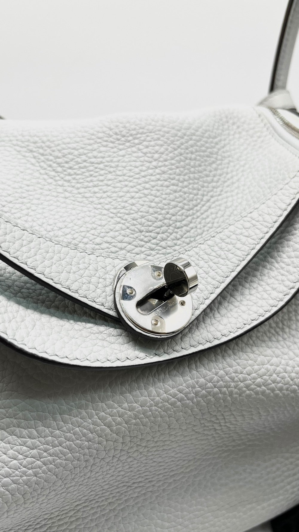Preowned. Hermes Lindy 26 Blue Pale Clemence PHW. UBY169CZ|10163