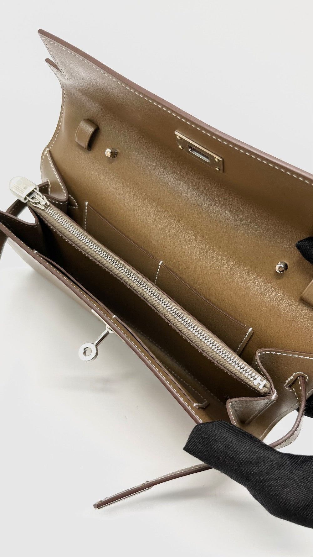 Preowned. Hermes Kelly To Go Etoupe Boxcalf PHW. WUS008GD|14344