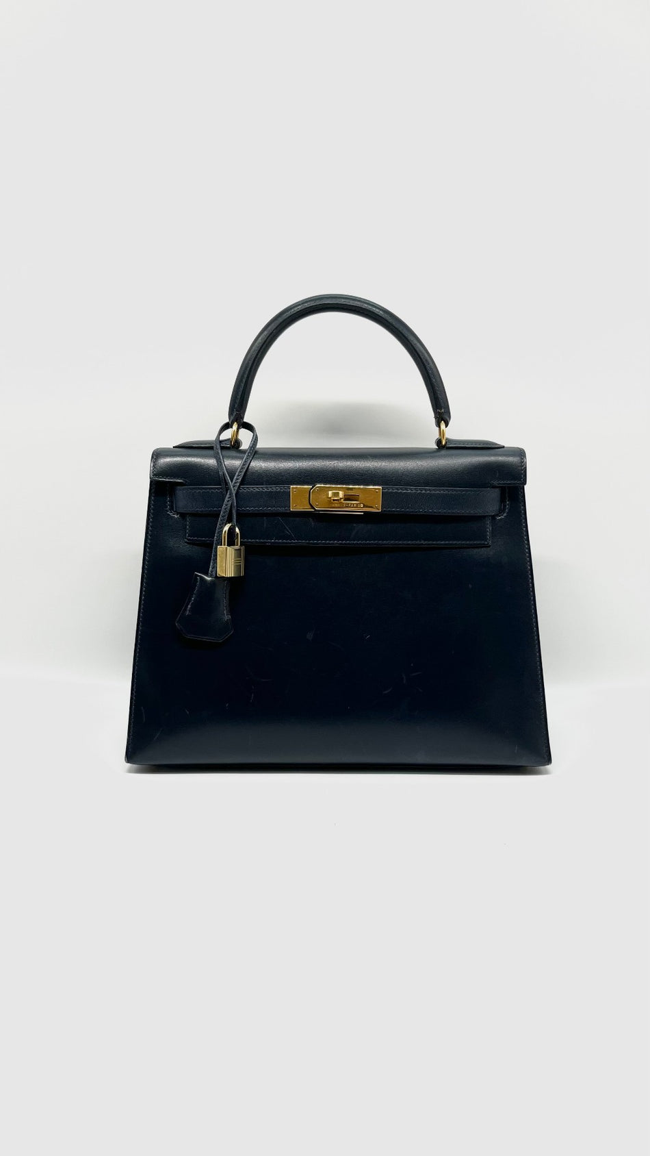 Preowned. Hermes Kelly 28 Black Boxcalf GHW. Circle W9.|11439