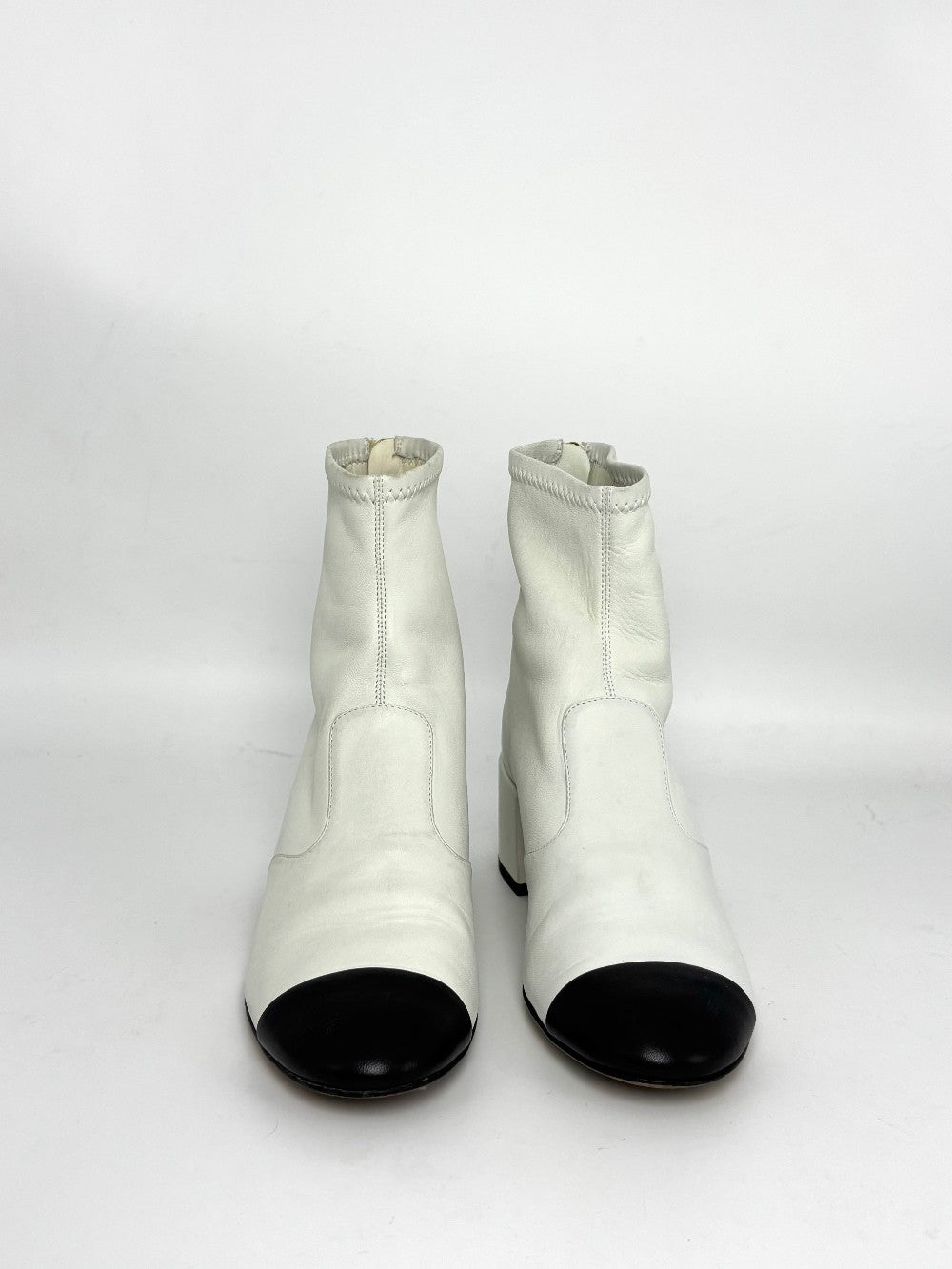 Preowned. Chanel Boots White. 36|8351