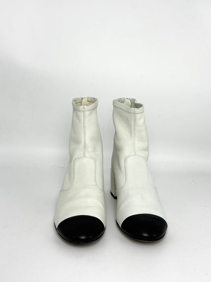 Preowned. Chanel Boots White. 36|8351