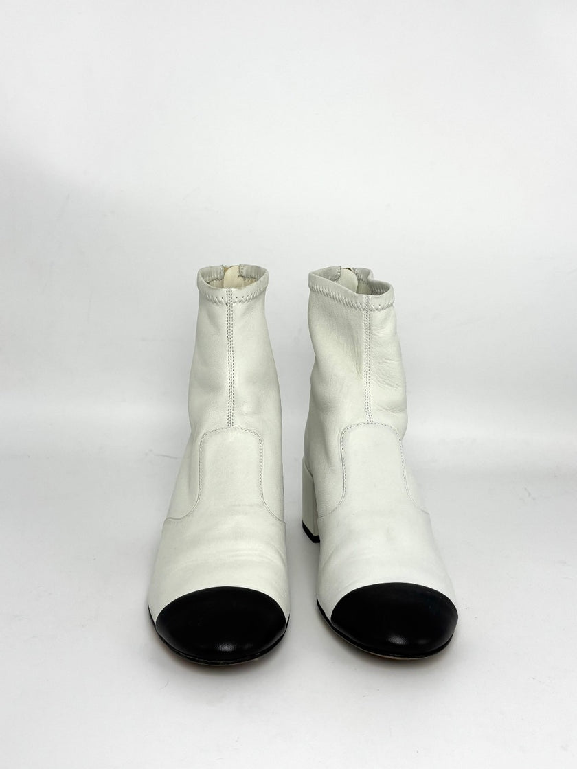 Preowned. Chanel Boots White. 36|8351