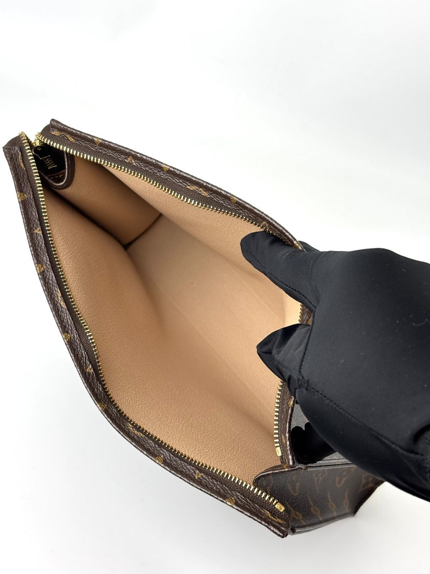 Preowned. LV Voyage Clutch Mono. SA0126|6082