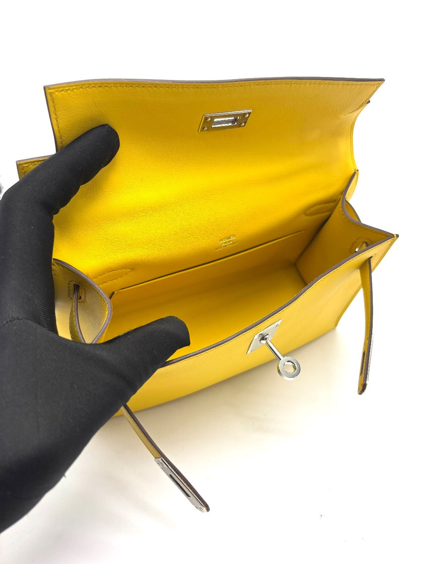 Brand New. Hermes Kelly Pochette Jaune Ambre Swift PHW. BNS8828D|17690