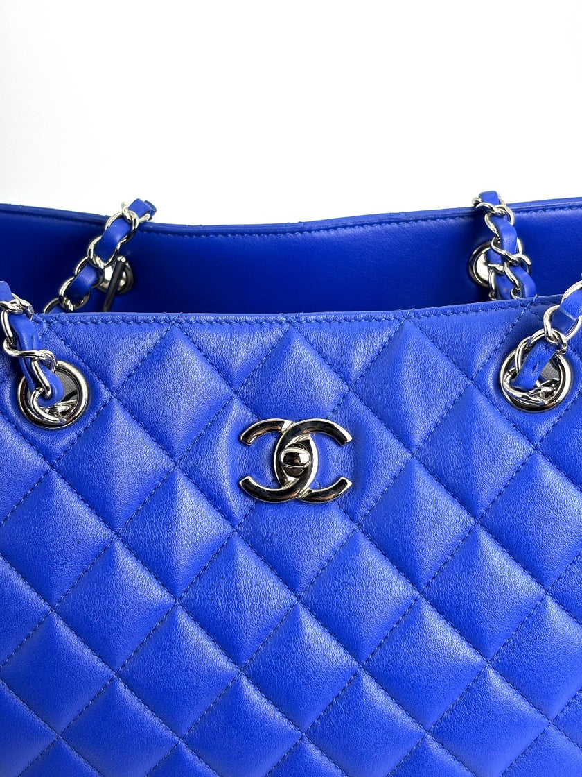 Like New. Chanel Chain Tote Blue. 26794733|4124
