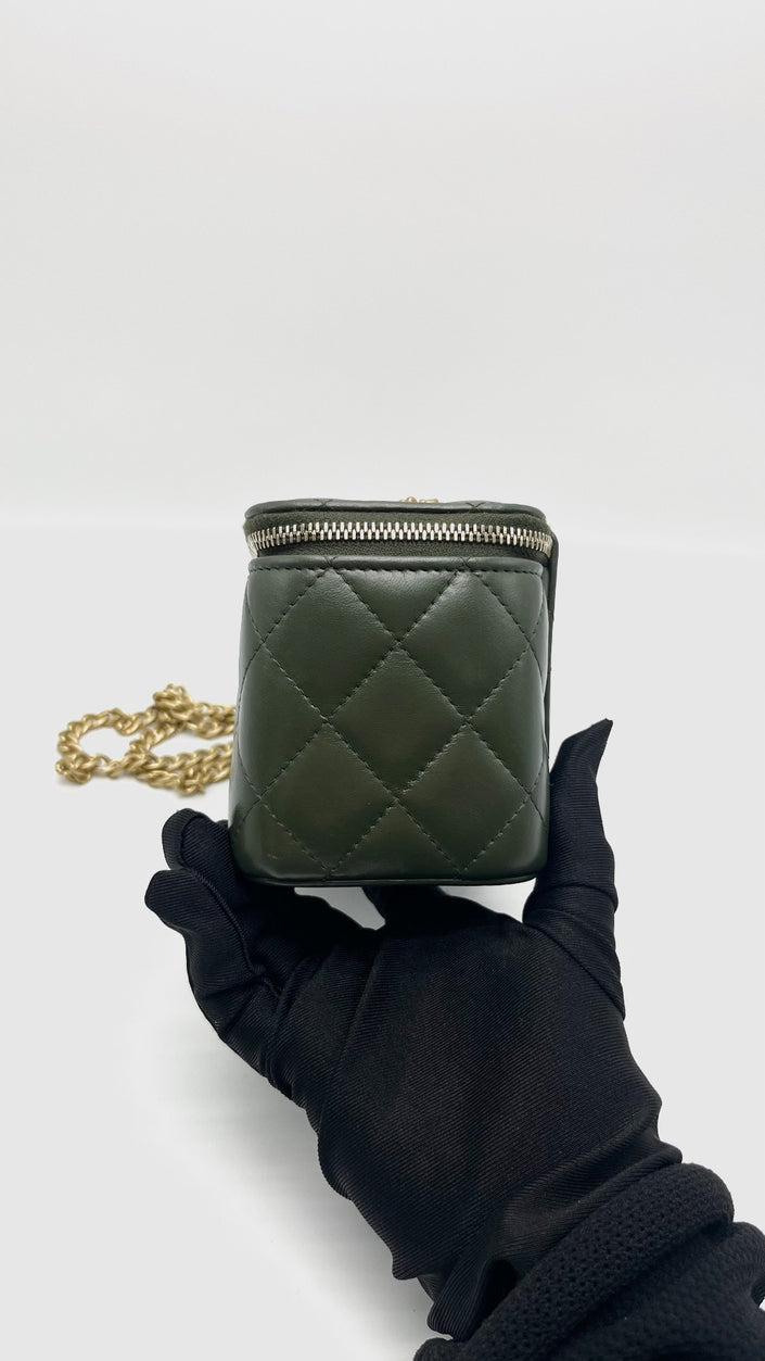 Like New. Chanel Vanity Case Olive Green Lambskin GHW. CL931NNJ|15820