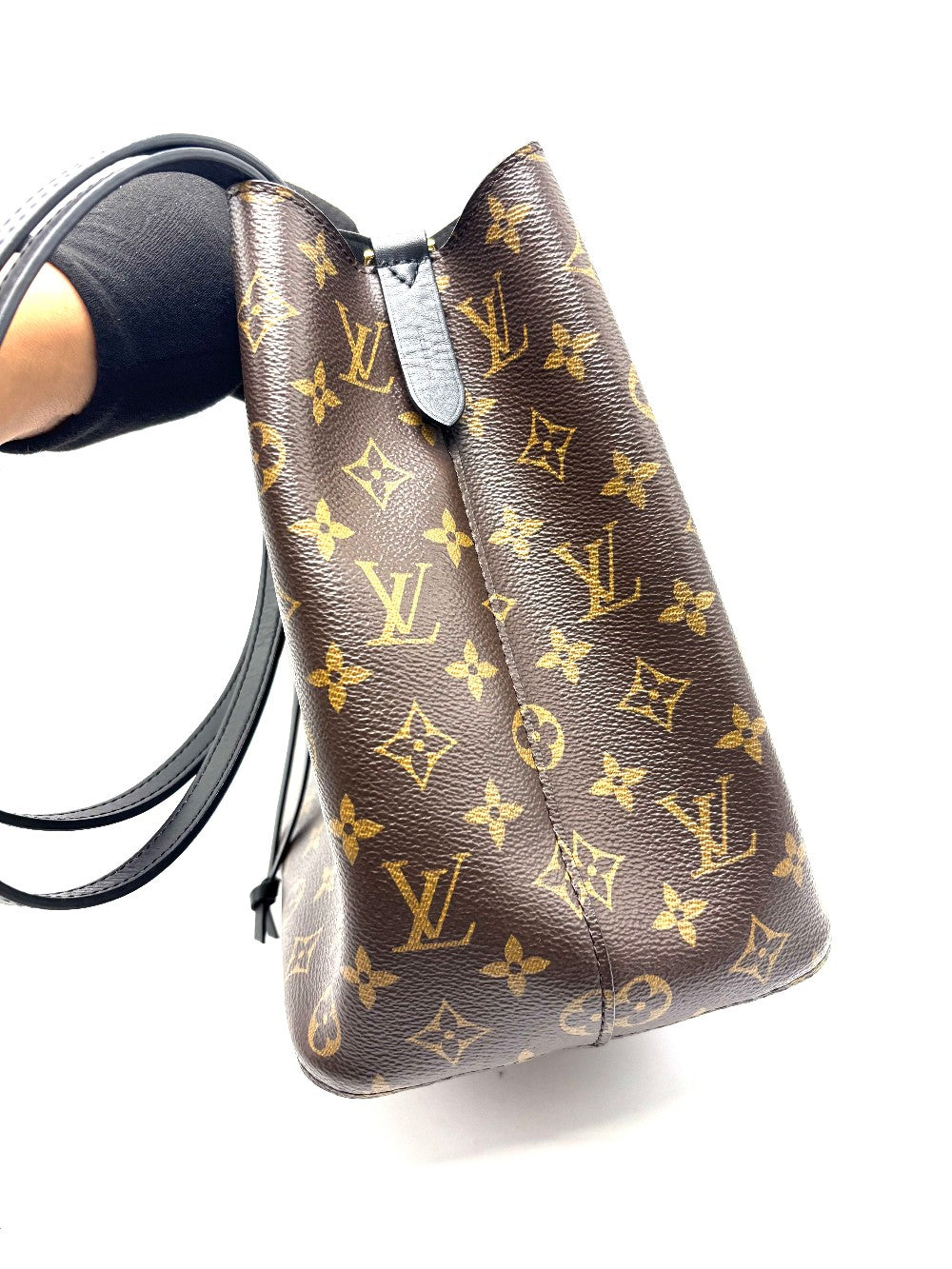 Preowned. LV Neonoe Monogram Black GHW. MI4138|17195