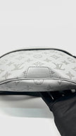 Like New. LV Discovery Bumbag Monogram Eclipse Gray. Microchip|13465