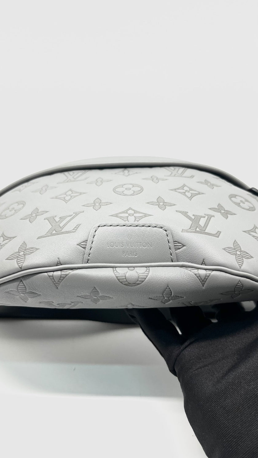 Like New. LV Discovery Bumbag Monogram Eclipse Gray. Microchip|13465