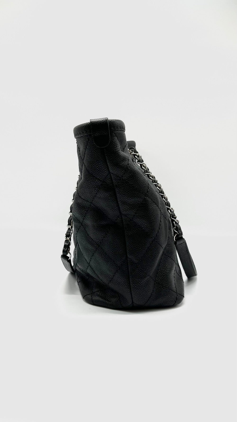 Preowned. Chanel CC Quilted Tote Bag Black Caviar. 20869935|9872
