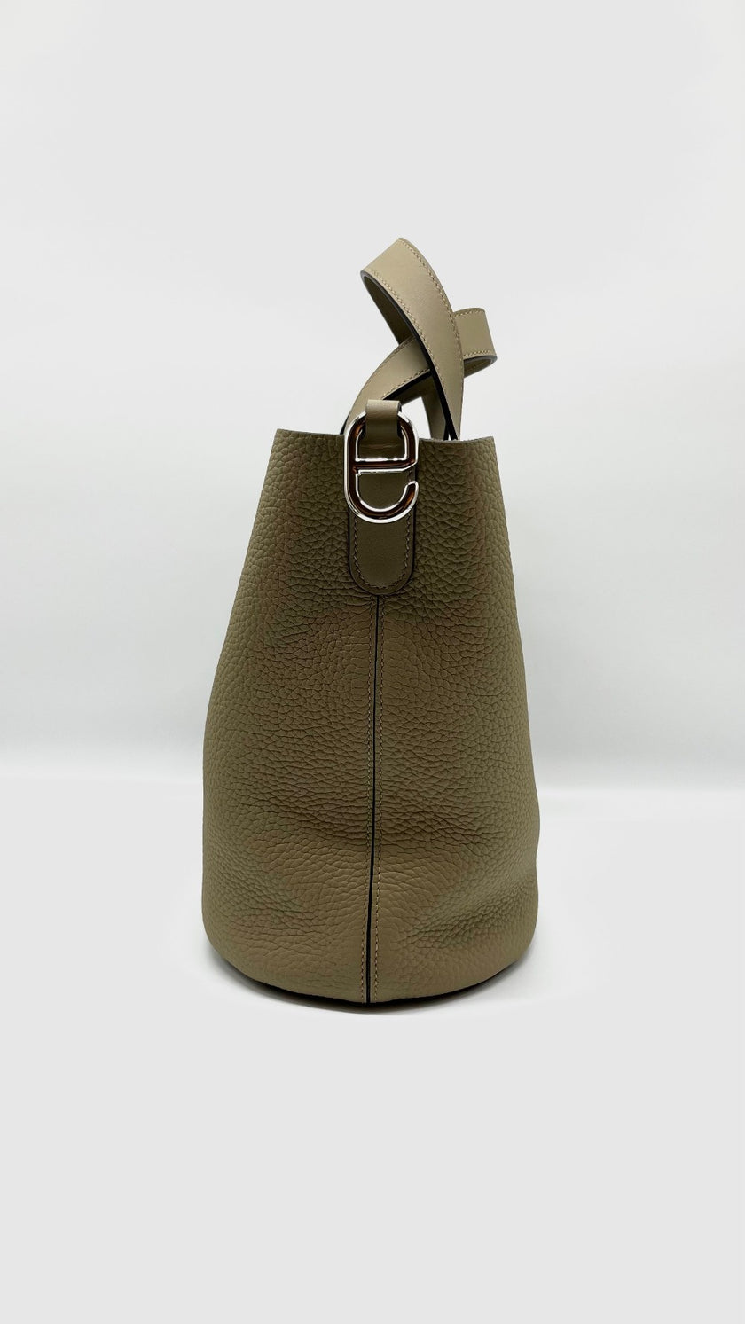 Brand New. Hermes In The Loop 23 Clemence Beige Marfa PHW. BAM008UH|5046