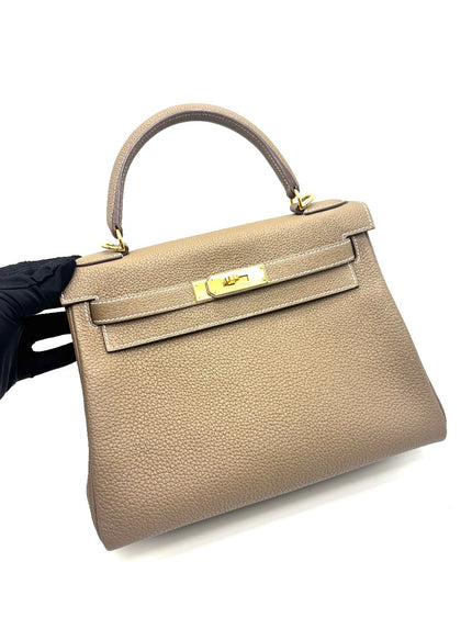 Like New. Hermes Kelly 28 Etoupe Togo GHW. UMU121SC|17311