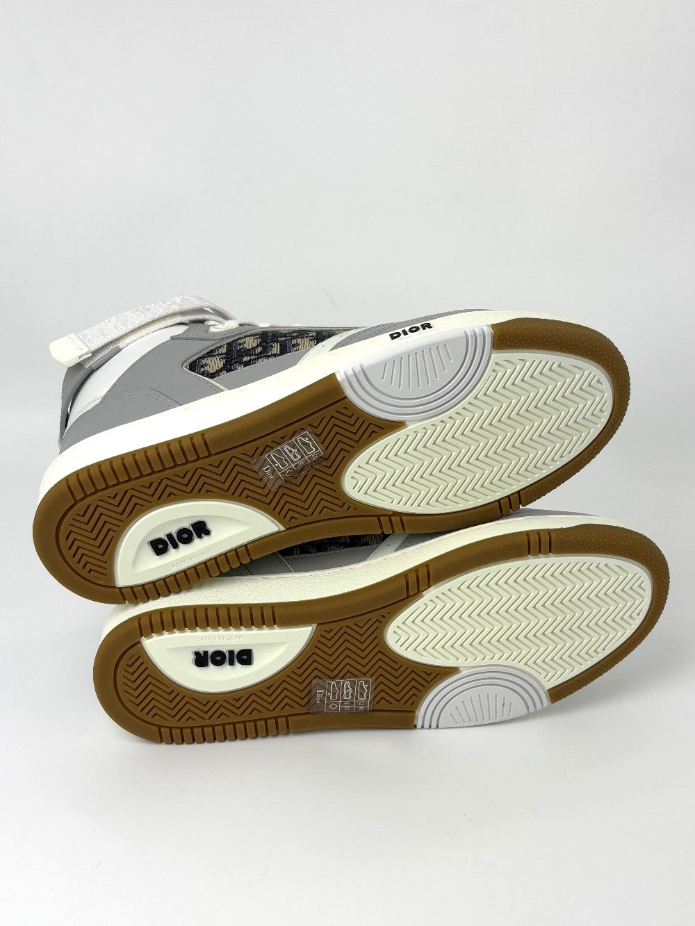 Brand New. Dior B27 High Top Sneakers. 40|7554