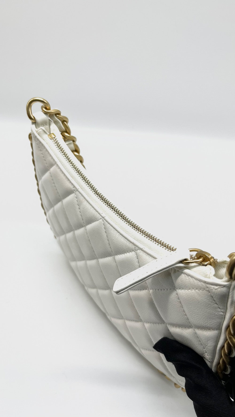Unused. Chanel Quilted Hobo Chain White Lambskin GHW. L7CLTNEC|12329
