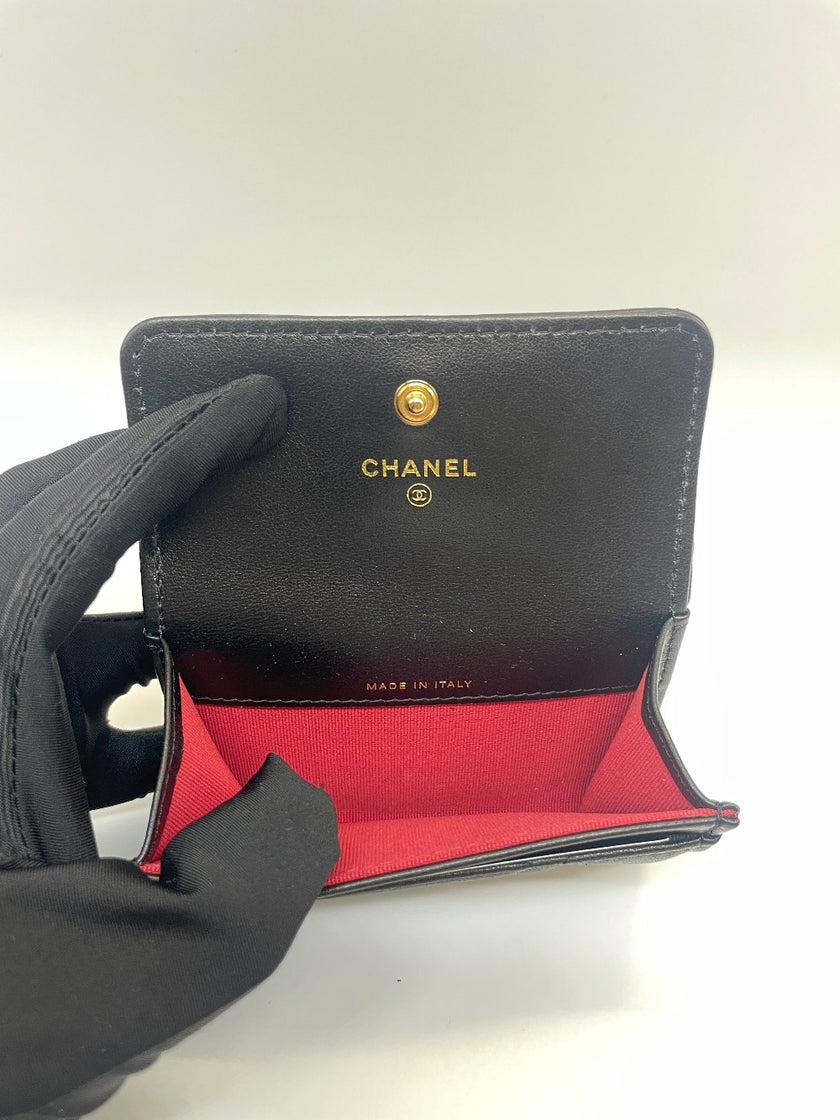 Unused. Chanel 19 Card Holder Flap Black Lambskin GHW. KL8KXL91|10075
