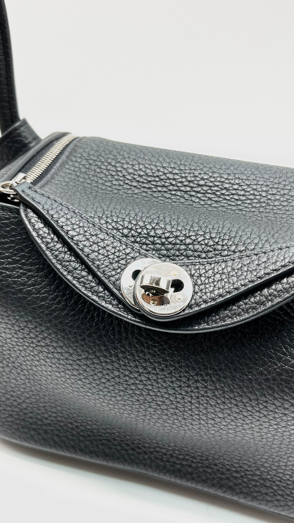 Preowned. Hermes Mini Lindy Noir Togo PHW. WTI324HY|9246