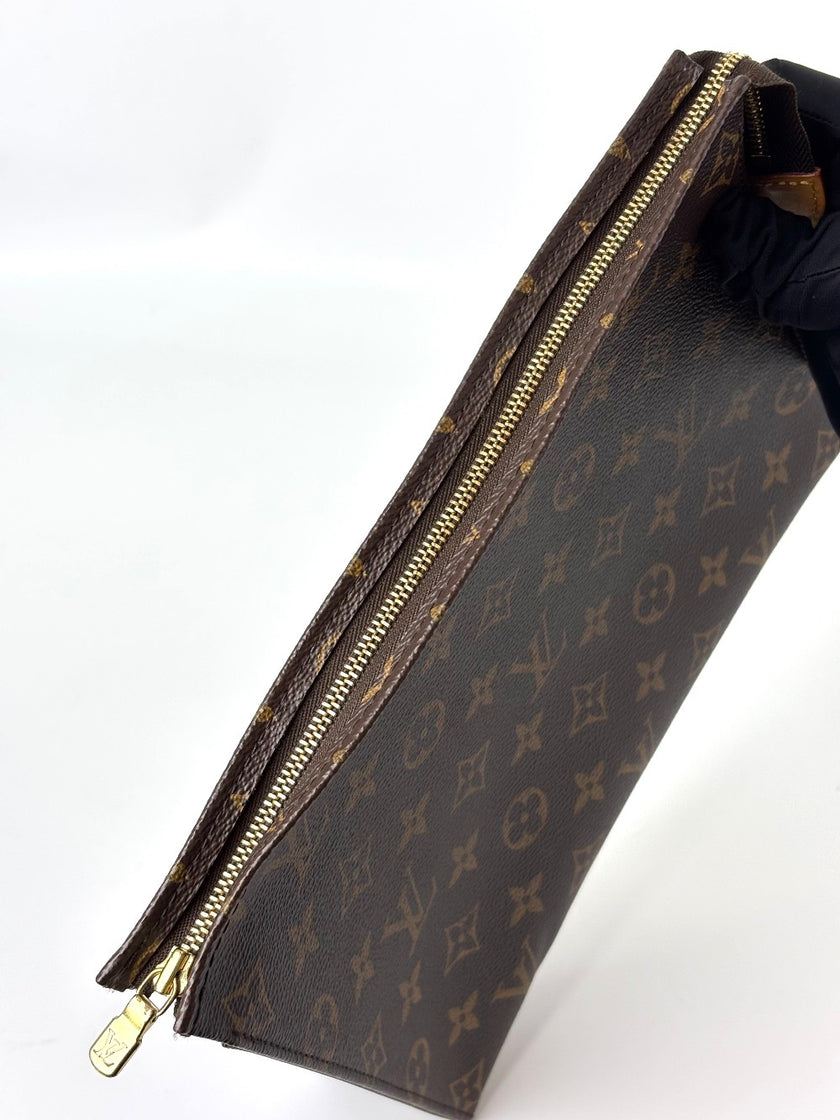 Preowned. LV Voyage Clutch Mono. SA0126|6081