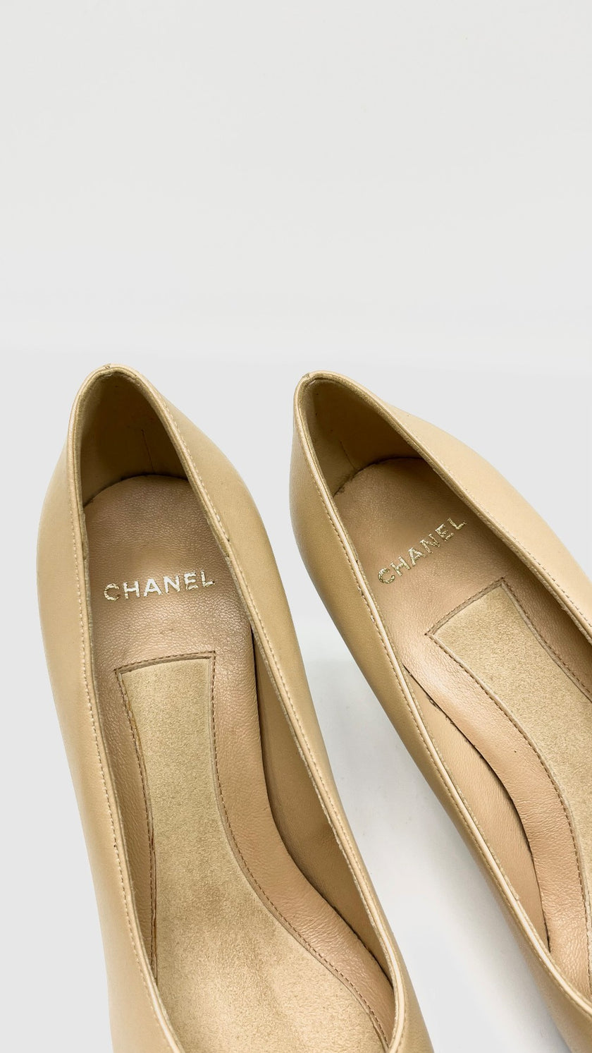 Brand New. Chanel Heel Beige W/ Gold. 37.5|9661