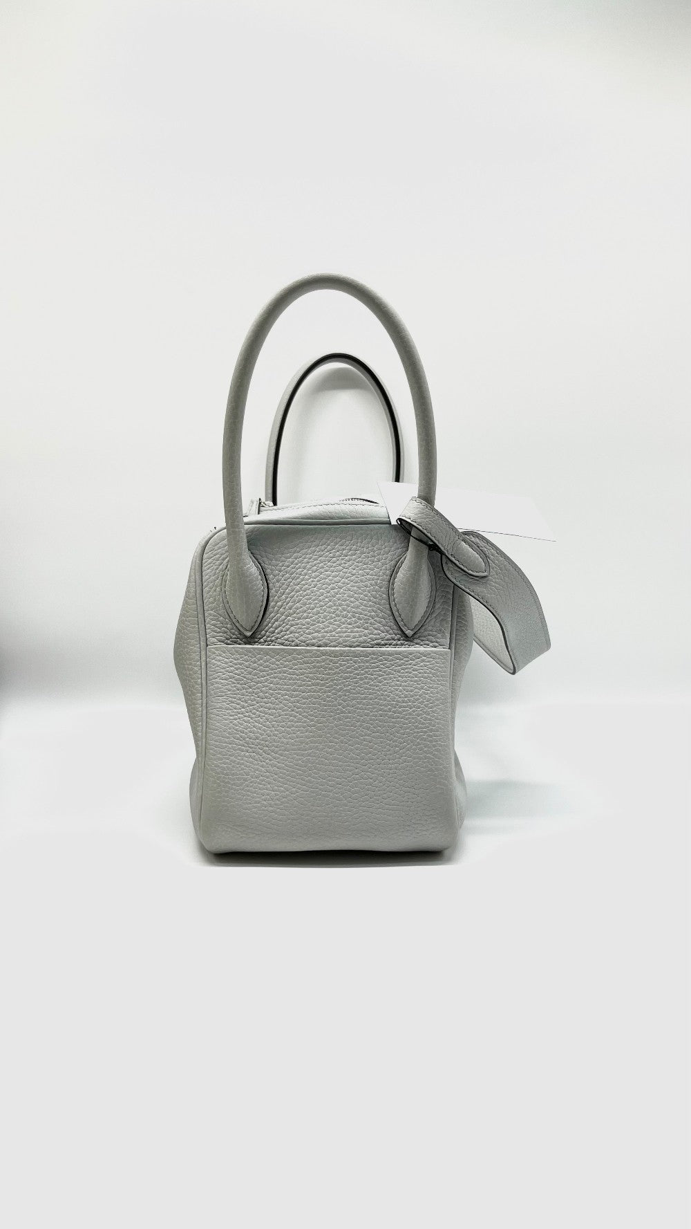 Preowned. Hermes Lindy 26 Blue Pale Clemence PHW. UBY169CZ|10161